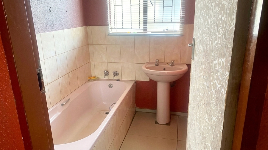 To Let 3 Bedroom Property for Rent in Tlhabane West North West